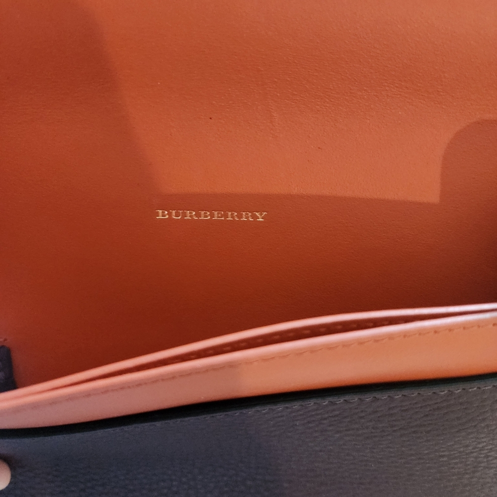 BURBERRY Two-tone Leather Clutch In Deep Claret - Picture 4 of 8